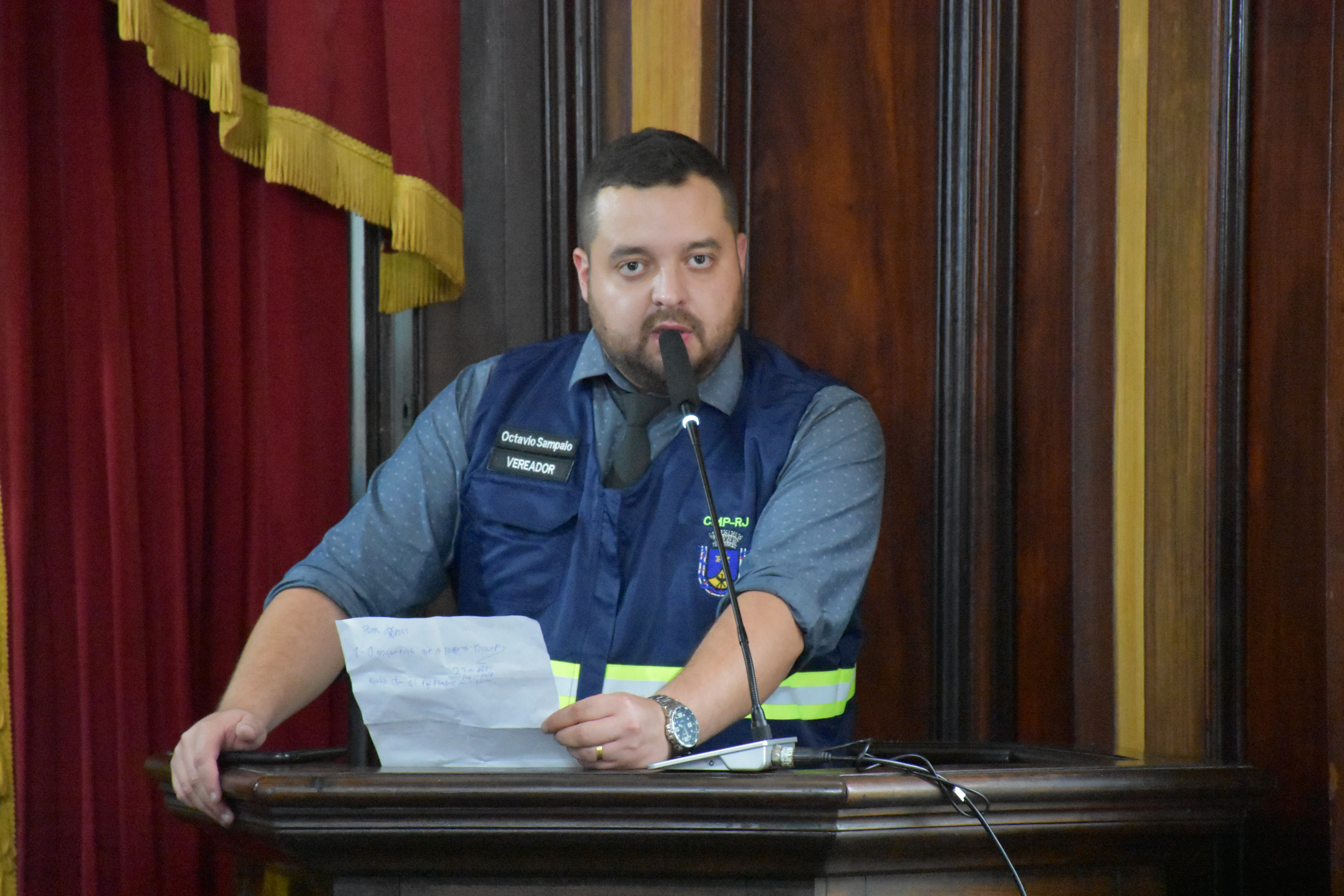 Câmara Municipal aprova projeto de lei que proíbe homenagens a regimes totalitários